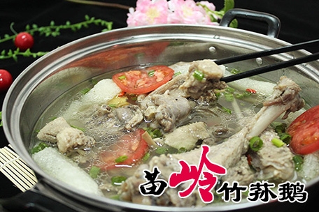 【舜泰火锅】苗岭竹荪鹅本店(diàn)所用(yòng)大鹅均為(wèi)笨鹅，汤鲜味美，其肉肥而不腻，香气扑鼻。